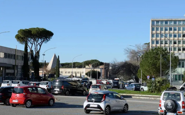 Homethic Piramide in Rome