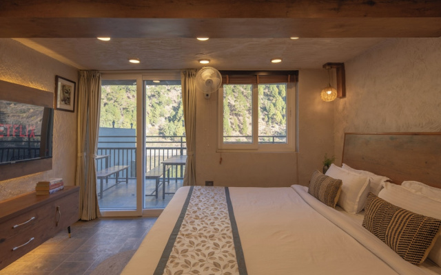 Alaya Stays Lakefront Escape 2BHK Suite