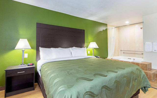 Econo Lodge Inn & Suites
