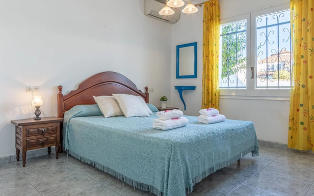 holiday house in Empuriabrava with private pool and mooring