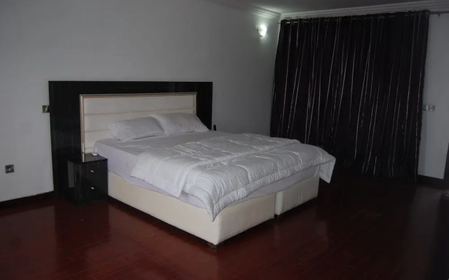Kings Court Apartment