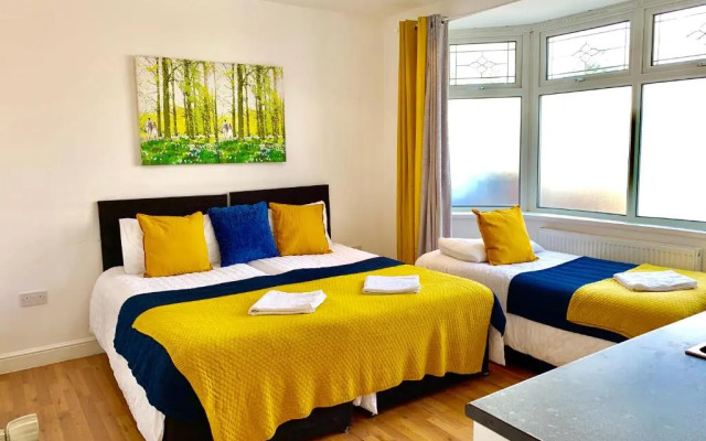 Spacious 2 Bedrooms 2 Baths Apartment with Garden and Parking