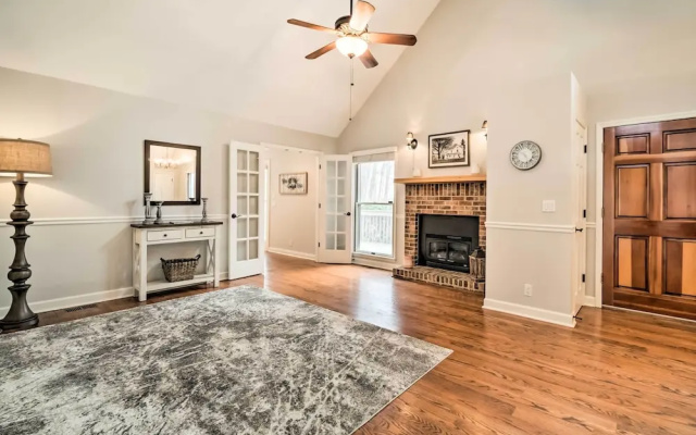 Relax Poolside! Family Getaway in Nashville Area