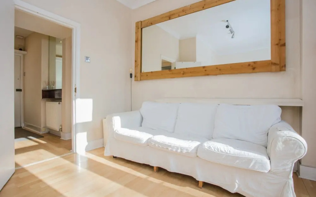 1 Bedroom Flat In Wimbledon With Garden