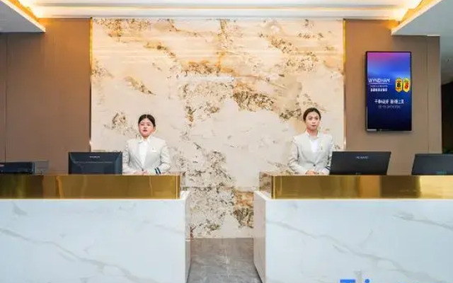Wyndham's Super 8. Yue Hotel