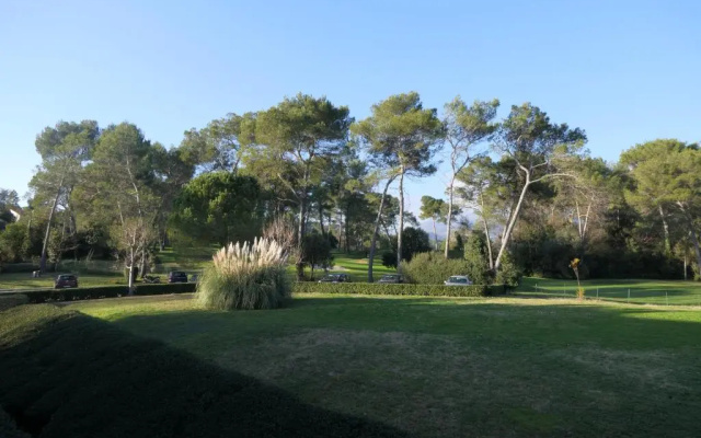 Studio meublé face au golf