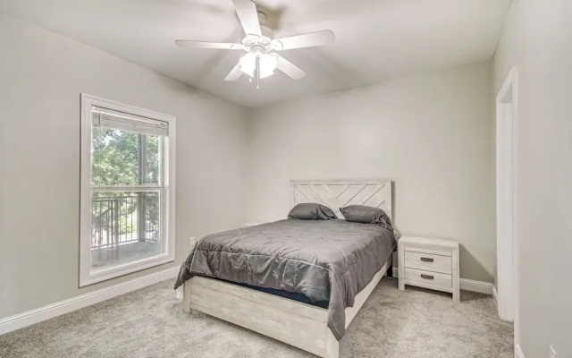 Bright Biloxi Condo: Walk to the Beach!