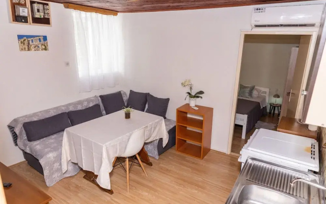 Old house with terrace - for guests on a budget