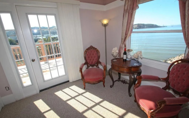 Shorelight Inn