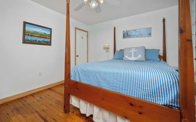 Secluded Waterfront Retreat for 23 Dock, Pets OK