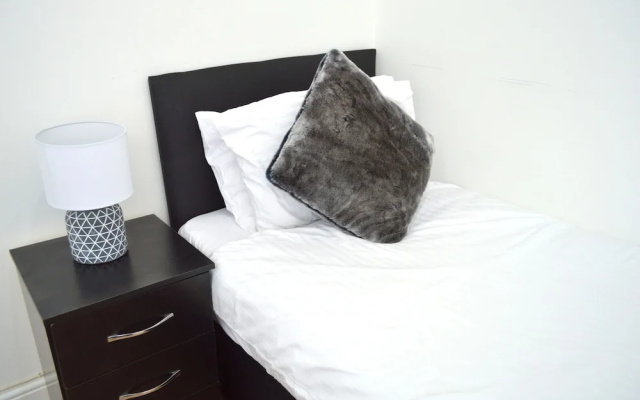 Beautiful Two-bed Apartment With Driveway Parking