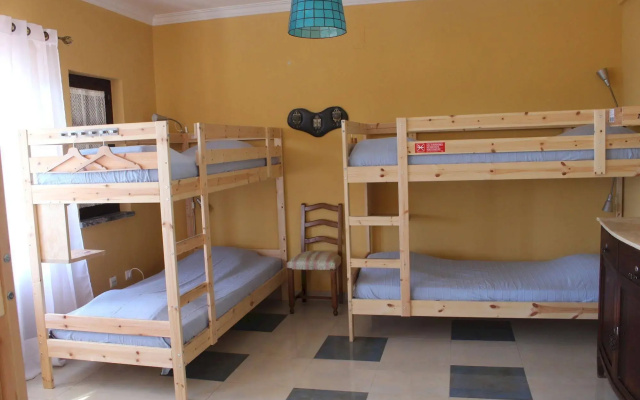 Ericeira Chill Hill Hostel & Private Rooms - Peach Garden