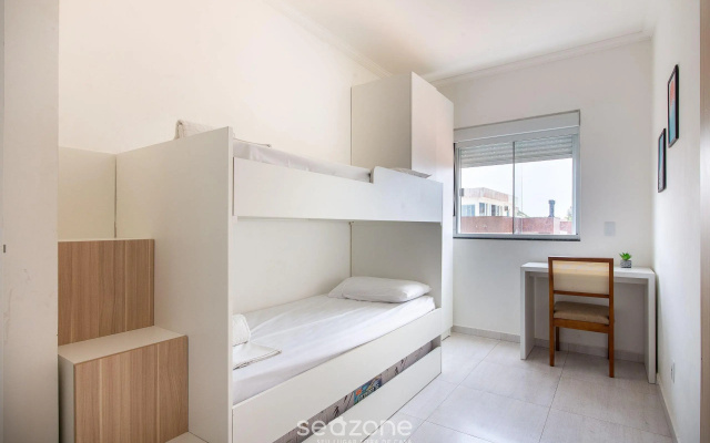 Apto moderno com churrasq. a 600m da praia COM305
