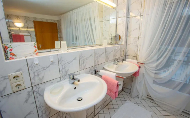 Ferienwohnung-Im-Kelterhaus-Wohnung-Blauer-Salon