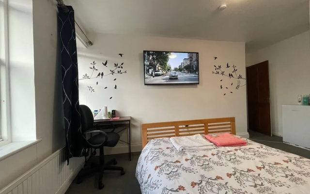 Heathrow Garden Lodge [Free Parking • Netflix • Prime • Coffee • WiFi]