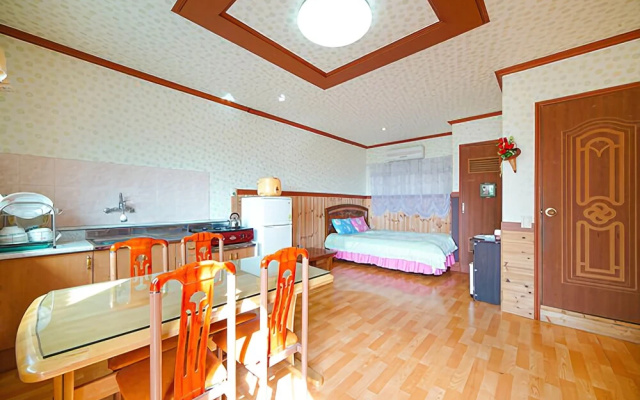 Pocheon Lakeside White House Pension