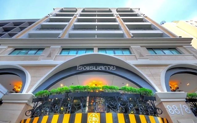 Отель Aspira Skyy Sukhumvit 1 Таиланд, Бангкок - отзывы, цены и фото номеров - забронировать отель Aspira Skyy Sukhumvit 1 онлайн вид на фасад