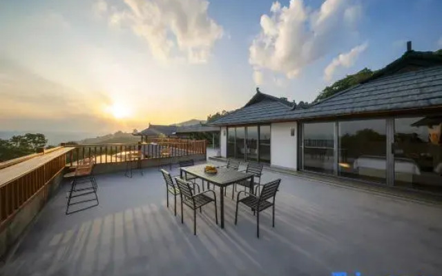 Sea of Clouds at Sun | Leisure and Holiday Courtyard