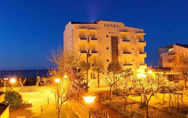 Hotel Iones Римини вид на фасад