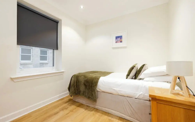 JOIVY Gorgeous Flat Near Edinburgh Castle W/ Parking