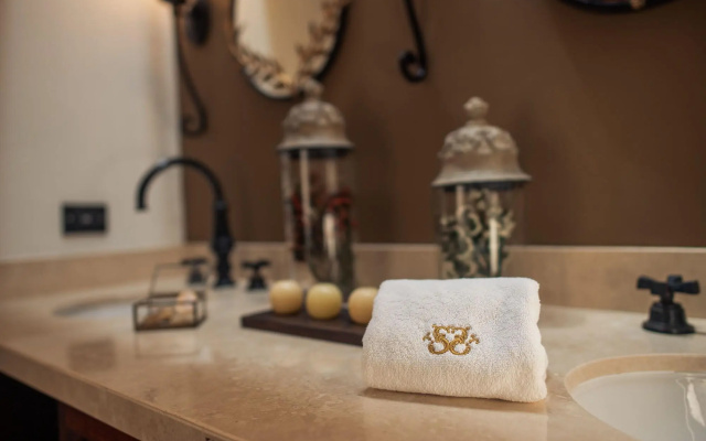 The Essentia Hotel - Sma