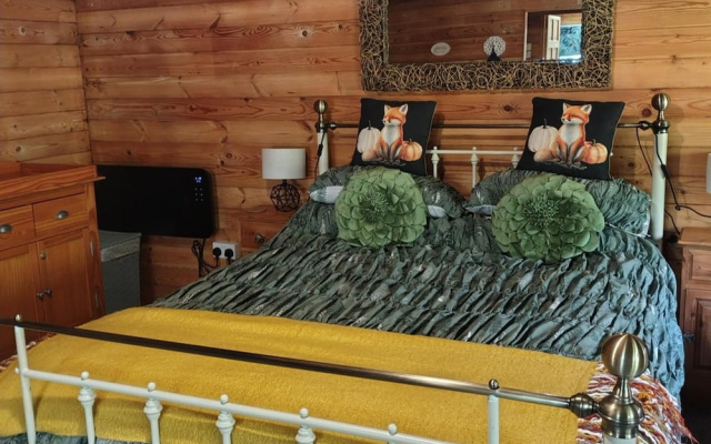 Forest Cabin Retreat-sleeps 2-garden, Wifi, Trails
