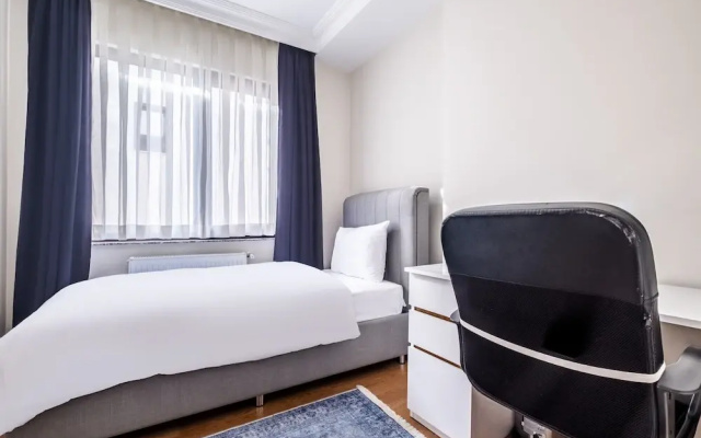 Flat in Maltepe With Balcony Near Shopping Malls