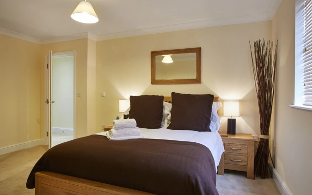 Gowring House Apartments by Esa Bracknell