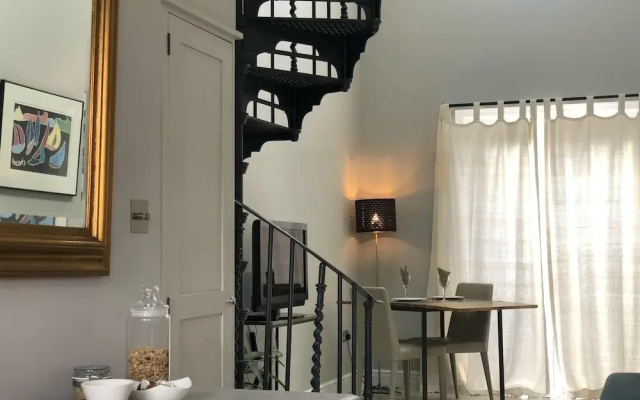 London-apartment-sleeps2-privateentrance