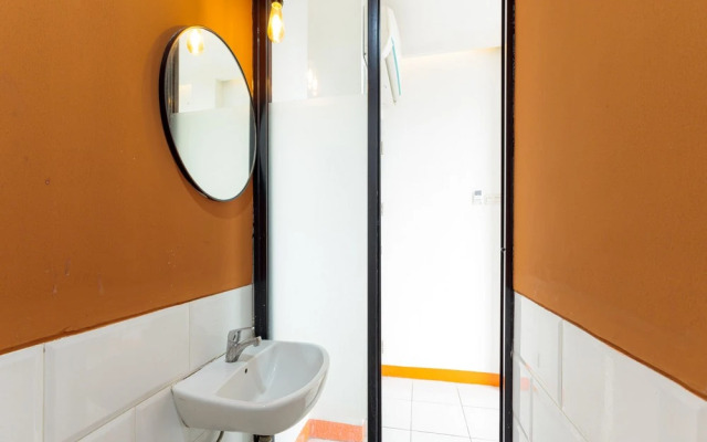 RedDoorz Near Mangga Dua Mall