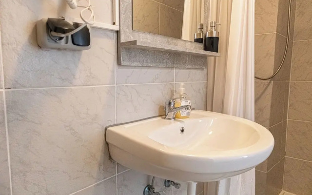 Elegant 3BR Apt Steps from Hauptbahnhof