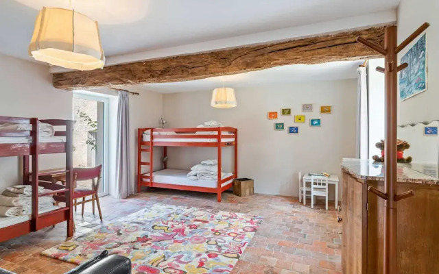Charming Holiday Home in Yevre-la-Ville with Pool