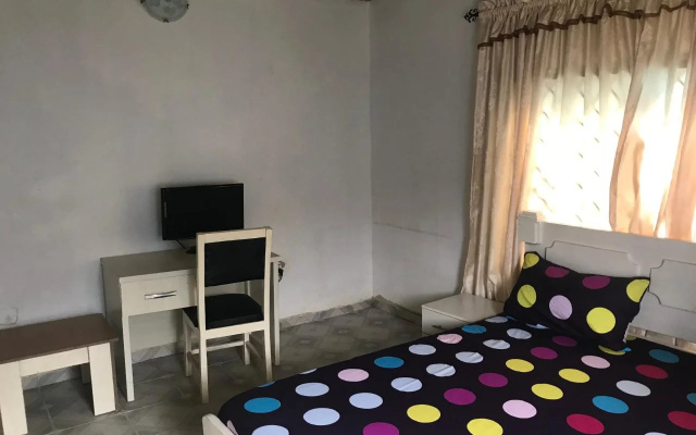 Tonis Hotel