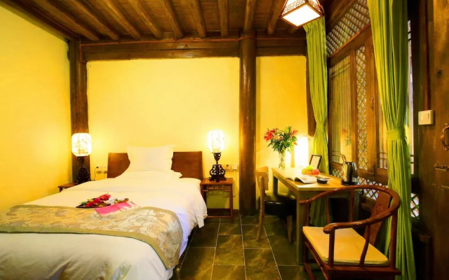 Lijiang Langyun Inn