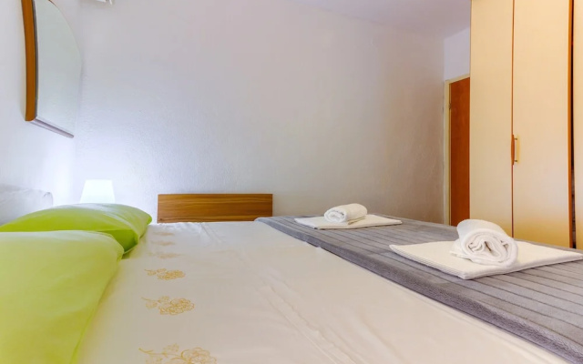 2-bdr apt With Shared Garden, 3 min Walk to Beach