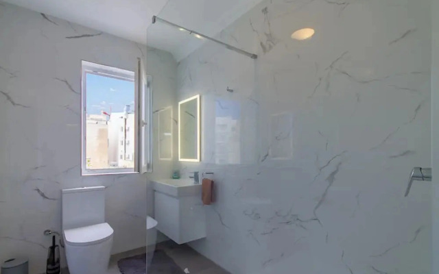 A Sunny Penthouse Modern 2 bdr - Sliema