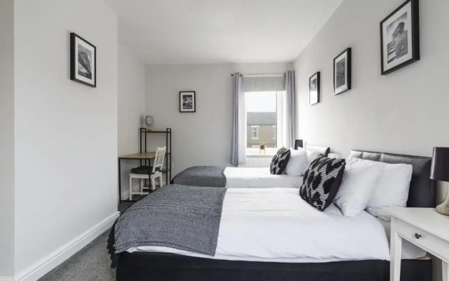 House - Sleeps 4 - Pet Friendly - Parking - Garden