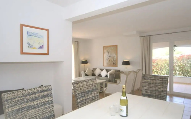 Modern Villa in Saumane-de-Vaucluse with Swimming Pool