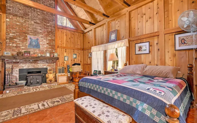 Rustic Knotty Pine - Minutes to the Water!