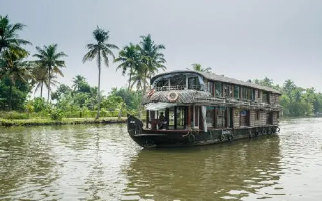 Oyo 24925 New Dream Sharing Houseboat