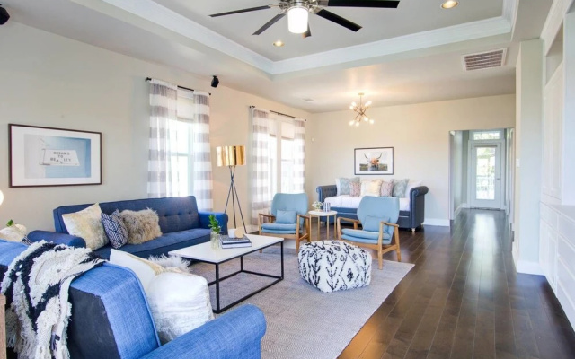 Massive 14 Bed/3.5ba Downtown Home by Domio
