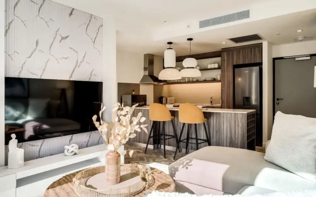 Contemporary Comfort at City Suite 905