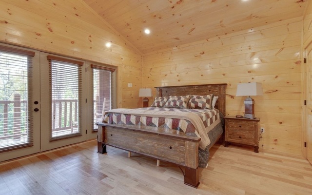 Smoky Mountain Splash by Jackson Mountain Rentals