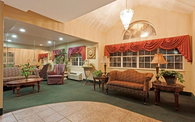 Days Inn & Suites by Wyndham Brandon Amphitheater