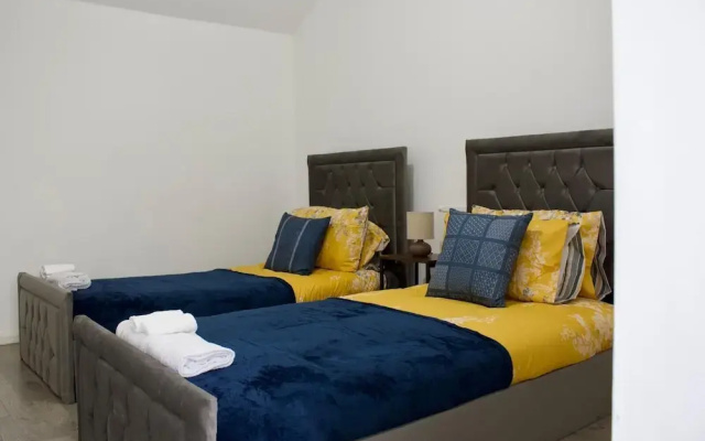 Green Corner House Sleeps 6 & Free Parking