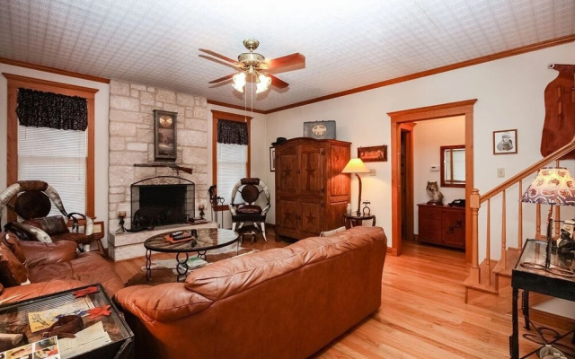 Texana Guesthouse 3 Bedroom Home by Redawning