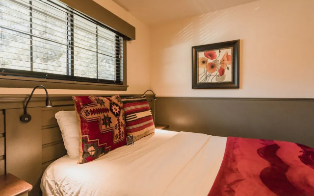 Highland Haven Creekside Inn