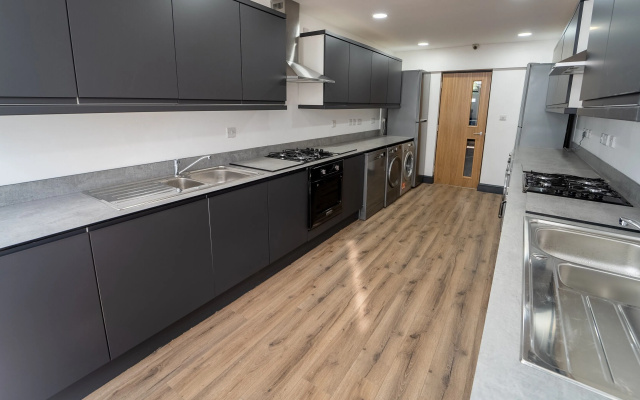 76 Bournbrook Road Equipped Studios Near QE