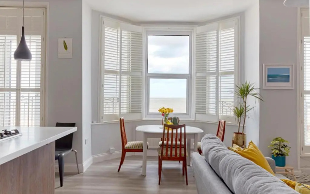 Spacious beach front apartment with stunning sea views