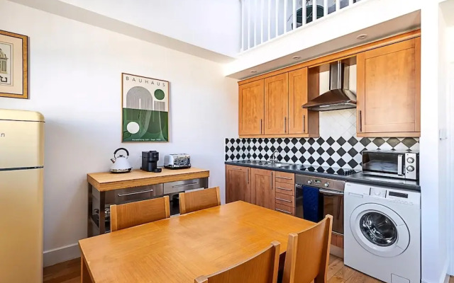 Stylish Chelsea Flat With Luxe Comfort Charm